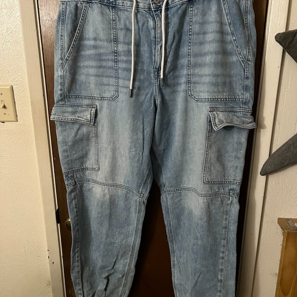 American Eagle High Waisted Cargo Denim Joggers Ice Blue 20